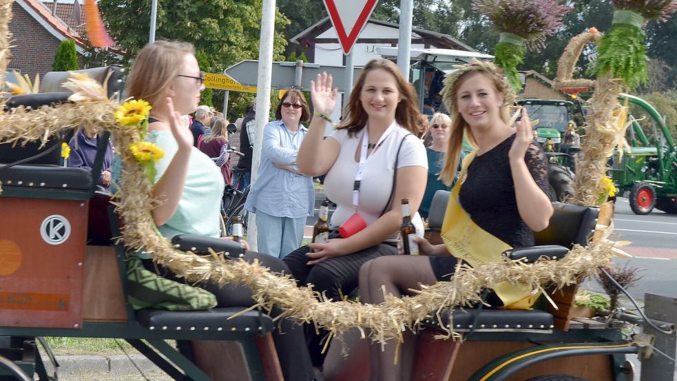 Janine Prieth (rechts) wurde 2018 Erntekönigin von Klostermoor. Sie war die erste Königin seit 1979.