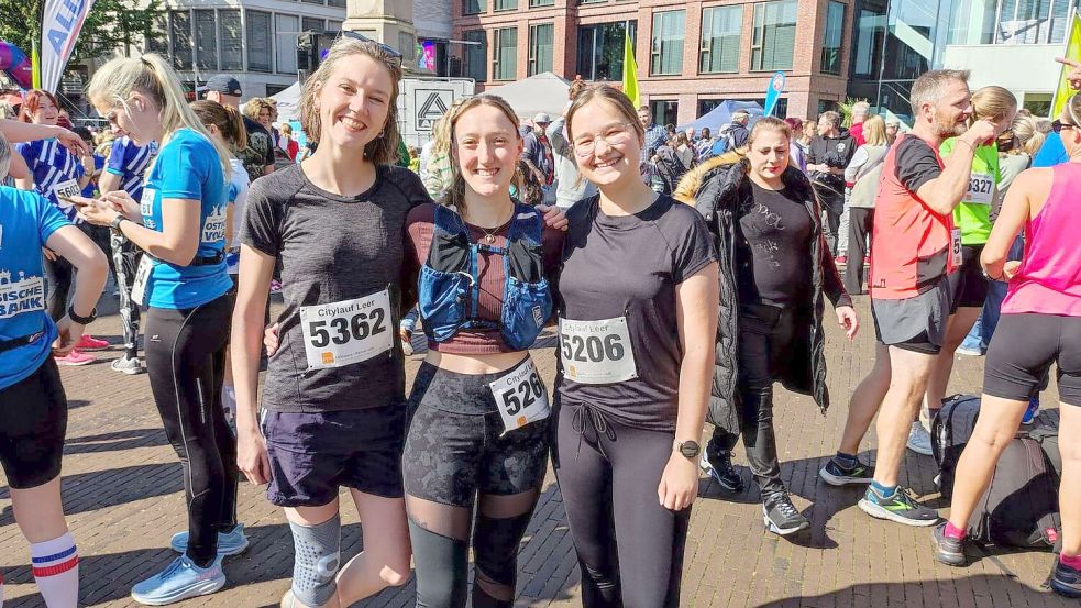 Vor dem Start beim Leeraner Citylauf am Sonntag sah alles gut aus: Ihren ersten Lauf startete Denise Cordes (rechts) mit ihren Kolleginnen Deike Terhorst (links) und Leona Spindler. Foto: Privat