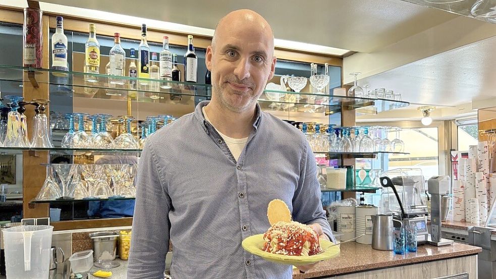 Stephen Hasbargen in seinem Eiscafé Italia in Wiesmoor. Foto: Kubassa