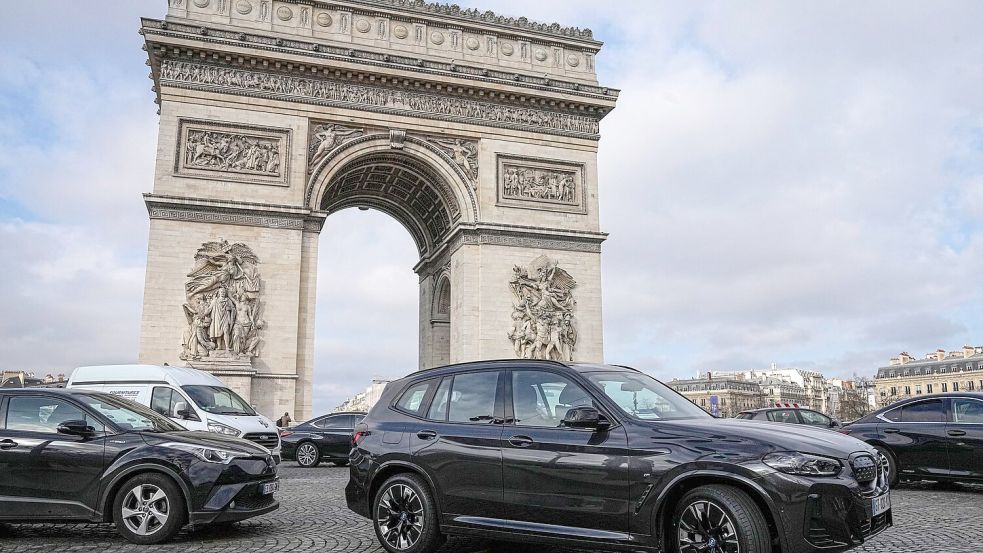 In Paris müssen Fahrer schwerer Autos nun deutlich mehr bezahlen. (Archivbild) Foto: Michel Euler/AP/dpa