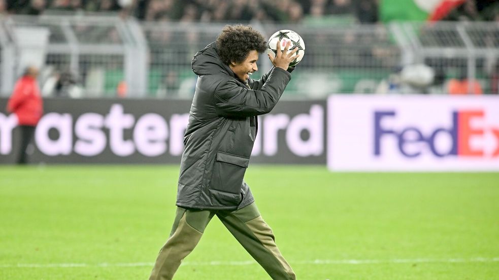 Der Lohn für eine Gala: Karim Adeyemi nahm den Ball nach seinem Dreierpack gegen Celtic Glasgow mit nach Hause. Foto: Bernd Thissen/dpa