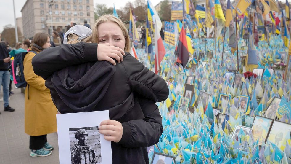 Die Ukraine trauert um ihre gefallenen Soldaten. Foto: Efrem Lukatsky/AP/dpa