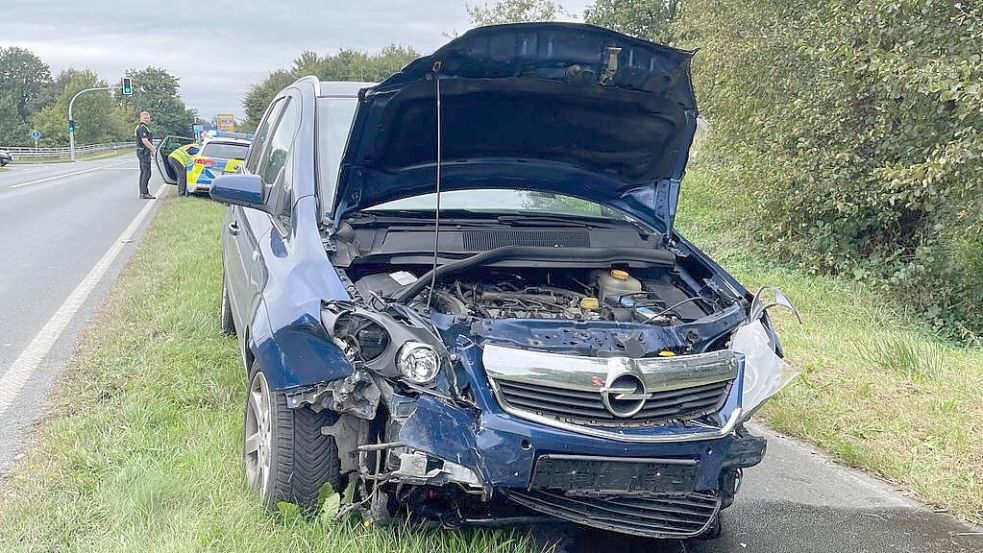 Die an dem Unfall beteiligten Fahrzeuge wurden so schwer beschädigt, dass von Totalschäden ausgegangen werden muss. Foto: Stix