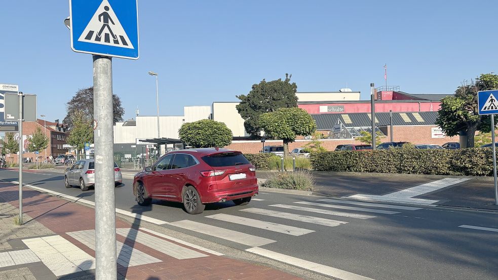 An der Agentur für Arbeit in Leer gibt es mehrere Zebrastreifen dieser Art. Sie kreuzen die Fahrradwege. Wer hat Vorrang? Das ist klar geregelt, aber nicht jedem bekannt. Foto: Spindler