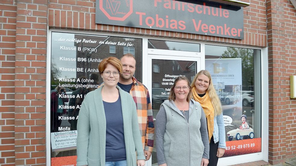 Antje und Tobias Veenker (von links) stellen die Räumlichkeiten ihrer Fahrschule am Untenende in Rhauderfehn für die Treffen der Kinder-Trauergruppe mit Petra Geerds und Veronika Greipl zur Verfügung. Veenkers sind selbst vom Tod eines Kindes betroffen, wissen, wie wichtig Trauerarbeit ist und wollen dafür auf dem Fehn eine Möglichkeit schaffen. Foto: Fertig