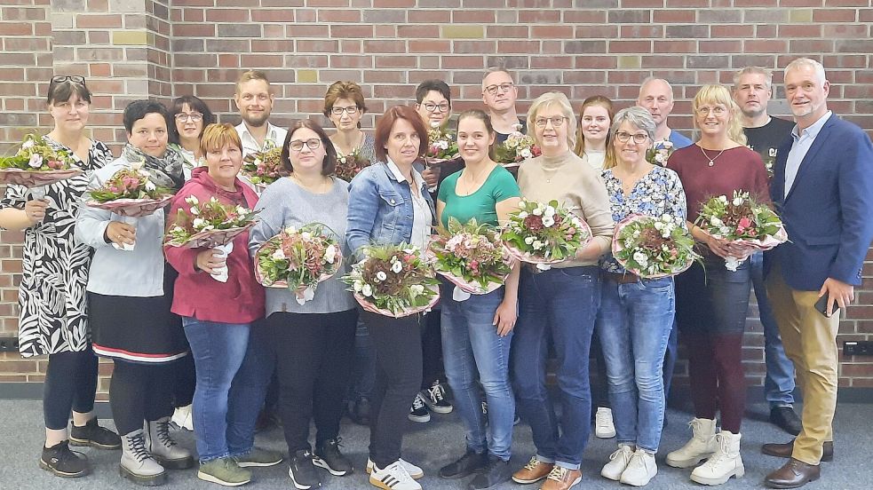 Ostrhauderfehns Bürgermeister Günter Harders (rechts) bedankte sich bei den langjährigen Mitarbeitern. Foto: Gemeinde