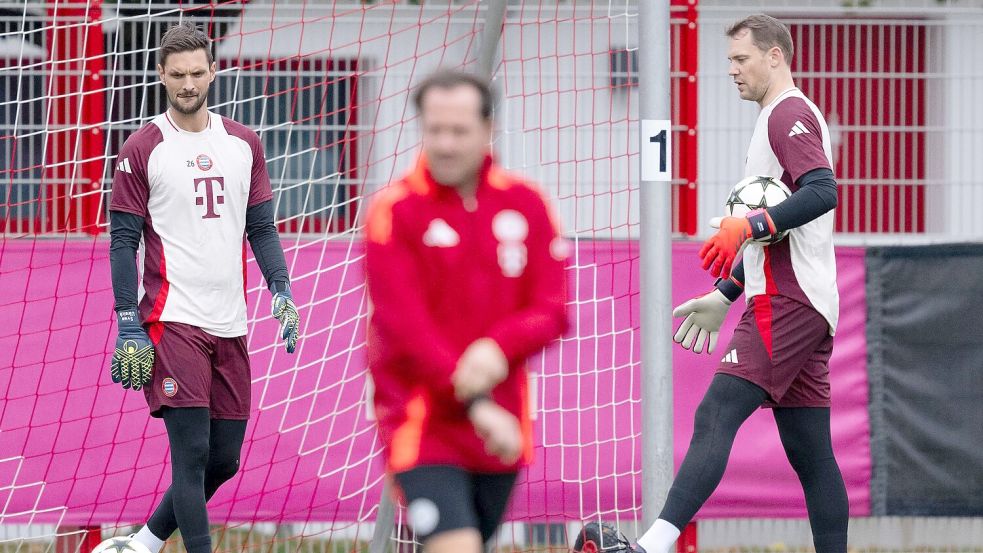 Torwart Sven Ulreich (l) hat sich im Ton vergriffen und wird für ein Spiel gesperrt. Foto: Sven Hoppe/dpa