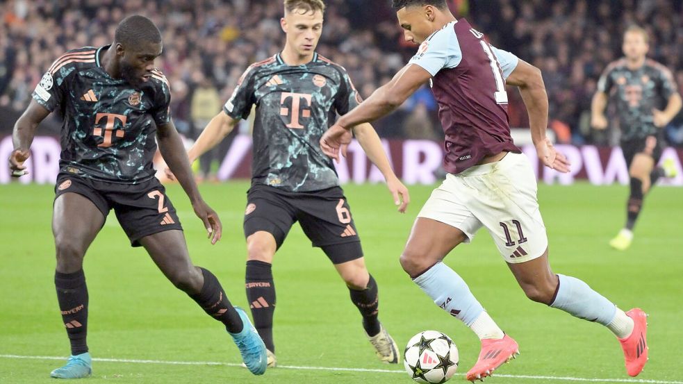 Liefern sich stellvertretend für ihre Teams einen harten Kampf: Die Münchner Dayot Upamecano (l) und Joshua Kimmich sowie Villas Ollie Watkins. Foto: Peter Kneffel/dpa