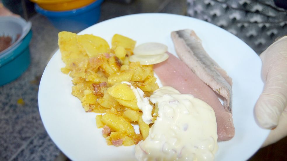 In Rhaude werden die Kartoffeln frisch zubereitet und mit Matjes oder Schwarzbrot serviert Foto: Weers