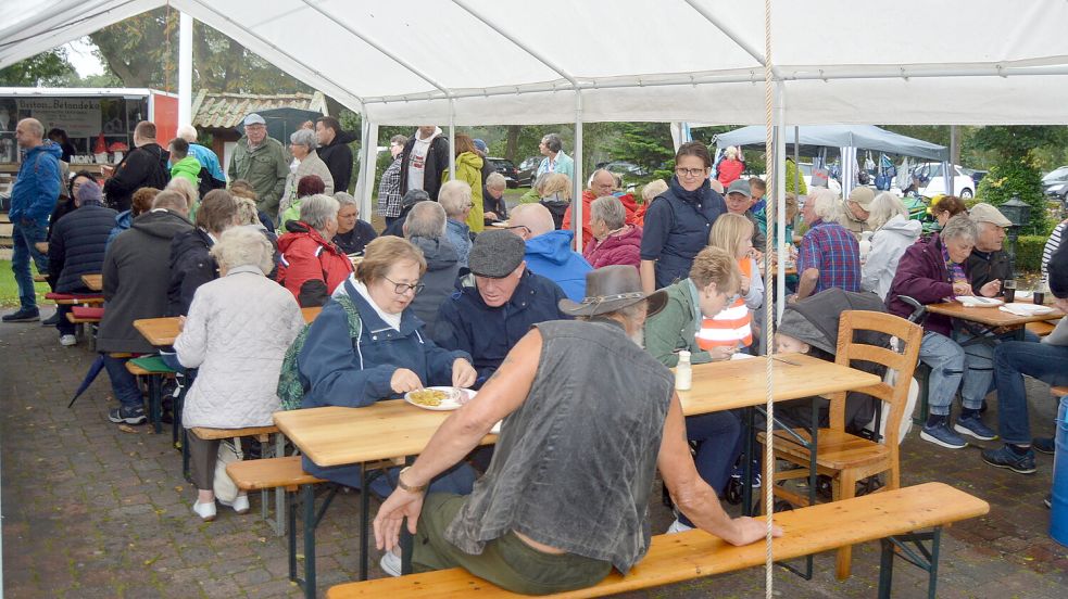 Große Zelte schützen die Besucher beim Matjaesessen vor Regen, so wie zuletzt 2023. Ein Außerhausverkauf ist ebenfalls geplant. Foto: Weers