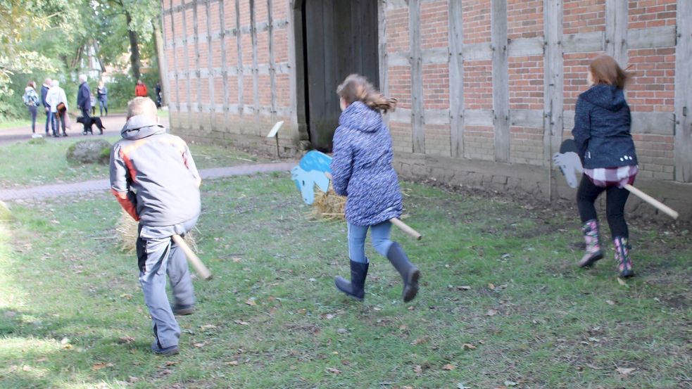 Im Museumsdorf Cloppenburg können Kinder sich beim Steckenpferdrennen oder dem Kürbiskönig-Spiel austoben, bei der Apfelernte helfen und an einer Ernte-Rallye teilnehmen. Foto: Ulla Moormann/Museumsdorf