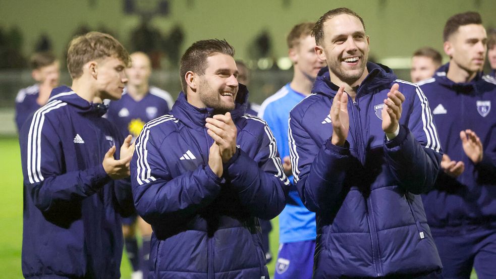 Gute Laune herrschte am Mittwochabend bei den Emder Spielern um Tido Steffens (Zweiter von links) und Fabian Herbst. Foto: Doden/Emden