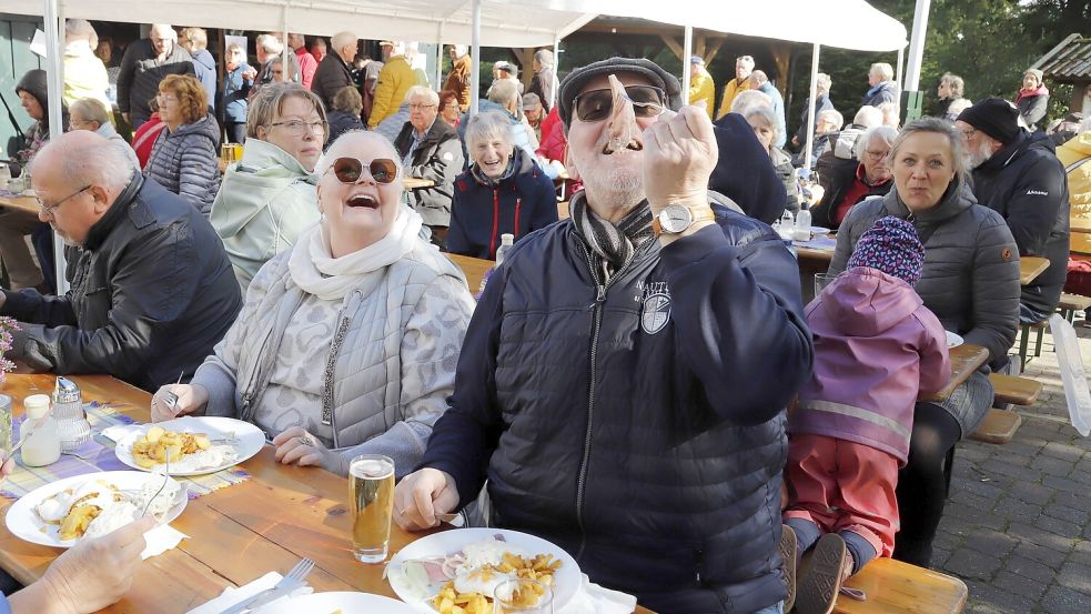 Nach alter Sitte genoss Bernd Stracke aus Harkebrügge den Matjes. Foto: Passmann