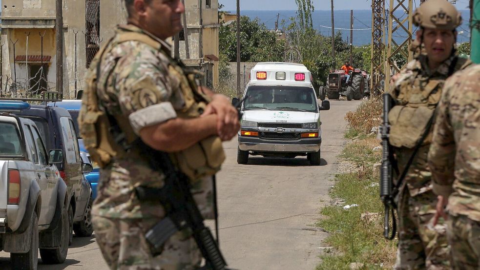 Auch Rettungskräfte geraten im Libanon zwischen die Fronten Foto: Marwan Naamani/dpa