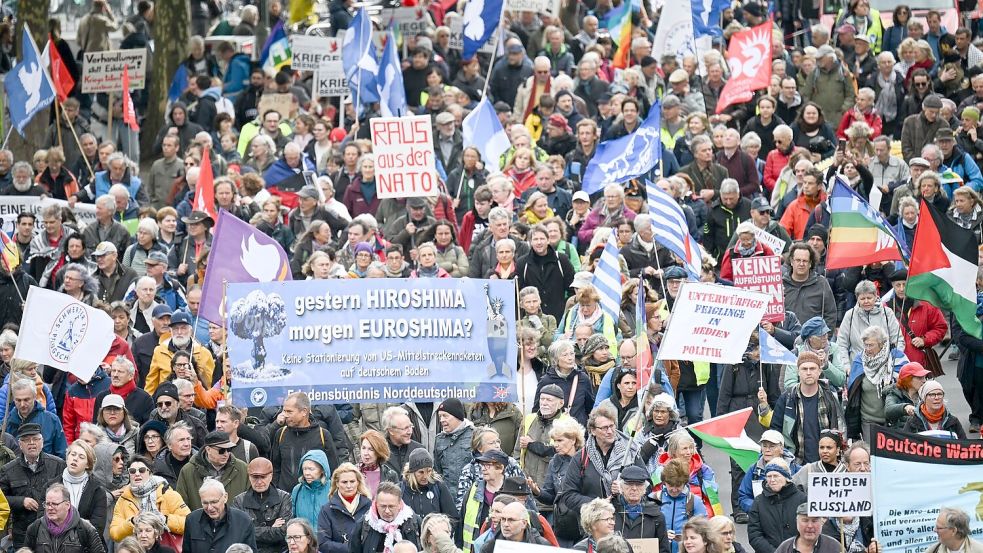 Bei der Demonstration zu dem das Bündnis „Nie wieder Krieg“ aufgerufen hatte, zogen Tausende von Teilnehmern durch Berlin. Foto: Sebastian Gollnow/dpa