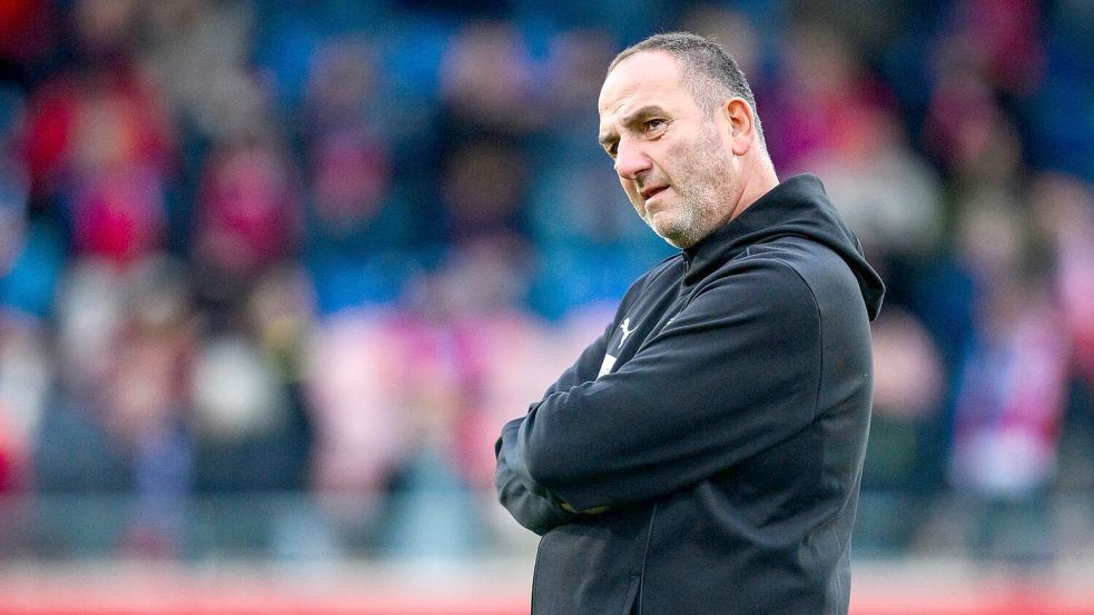 Für Trainer Frank Schmidt war es ein historischer Abend mit dem 1. FC Heidenheim. Foto: Tom Weller/dpa