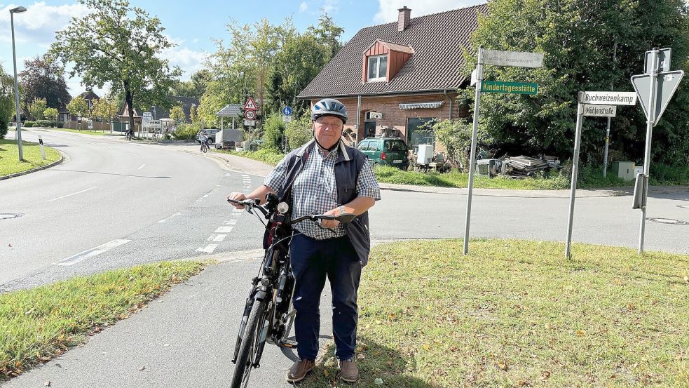 Ortsbürgermeister Bernhard Robbers steht in Langholt an der Ecke Kirchstraße/Mühlenstraße (rechts). Der Ortsrat wünscht sich rote Bodenmarkierungen im Kreuzungsbereich auf dem Gehweg. Foto: Kruse