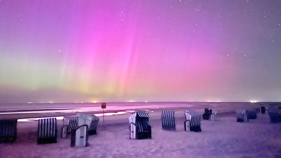 Diese Polarlichter waren im August über der Nordseeinsel Norderney zu sehen. (Archivbild) Foto: Volker Bartels/dpa