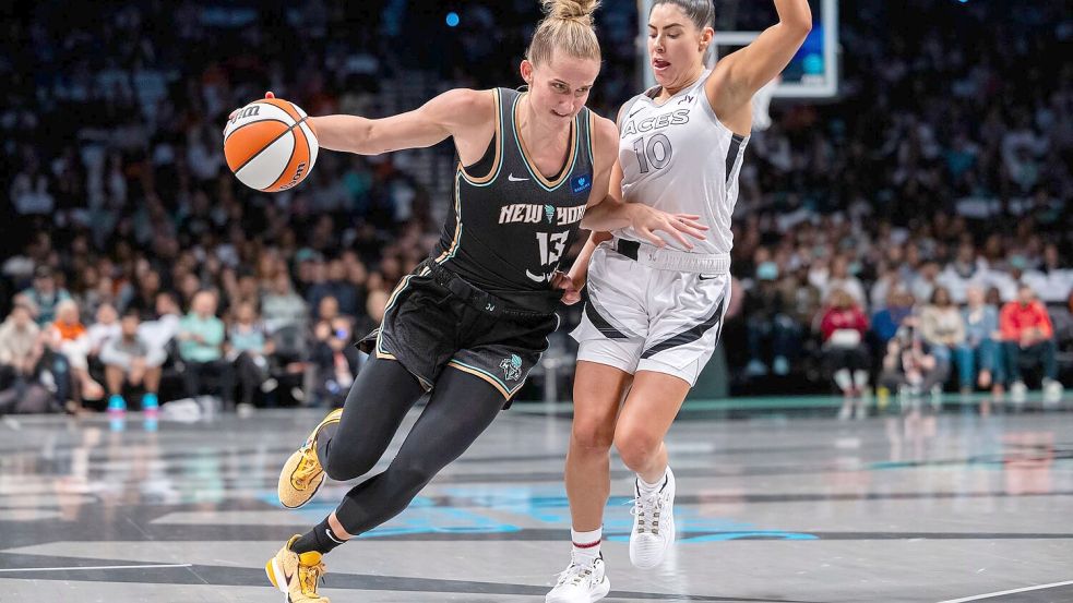 Leonie Fiebich (l) muss in den WNBA-Playoffs mit den New York Liberty in ein viertes Halbfinale gegen Las Vegas. Foto: Corey Sipkin/AP/dpa