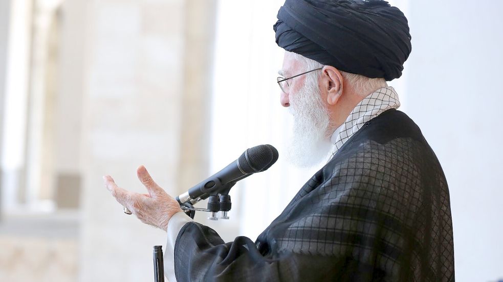 Irans Religionsführer Ajatollah Ali Chamenei hat den Raketenangriff auf Israel verteidigt. Foto: -/Iranian Supreme Leader office/dpa