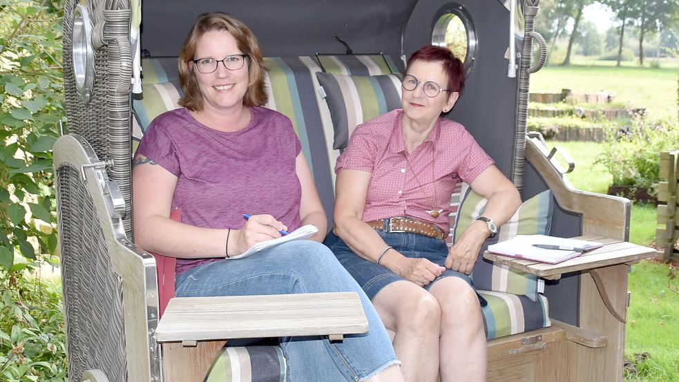 Christine Weisheit (rechts) und Maike Potthast sowie weitere Mitstreiter laden für Mittwoch, 9. Oktober, zum politischen Stammtisch ins Landgasthaus Gossling ein. Foto: Ammermann