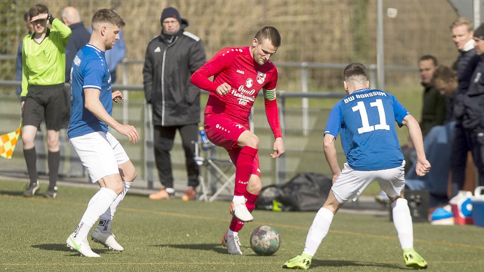 Jens Bakker (Mitte) hatte am Freitag gegen den TuS Holtriem einige Möglichkeiten. Eine nutzte er, was dem FC Norden drei Punkten einbrachte. Foto: Jens Doden, Emden, Archiv