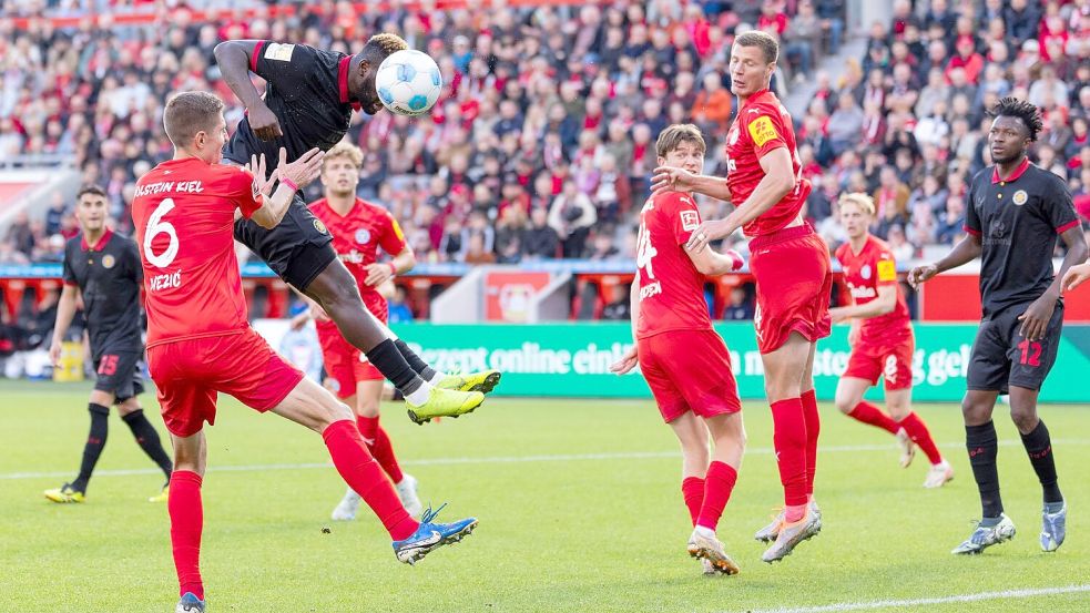 Bayer Leverkusen verspielt gegen Holstein Kiel einen 2:0-Vorsprung. Foto: Rolf Vennenbernd/dpa