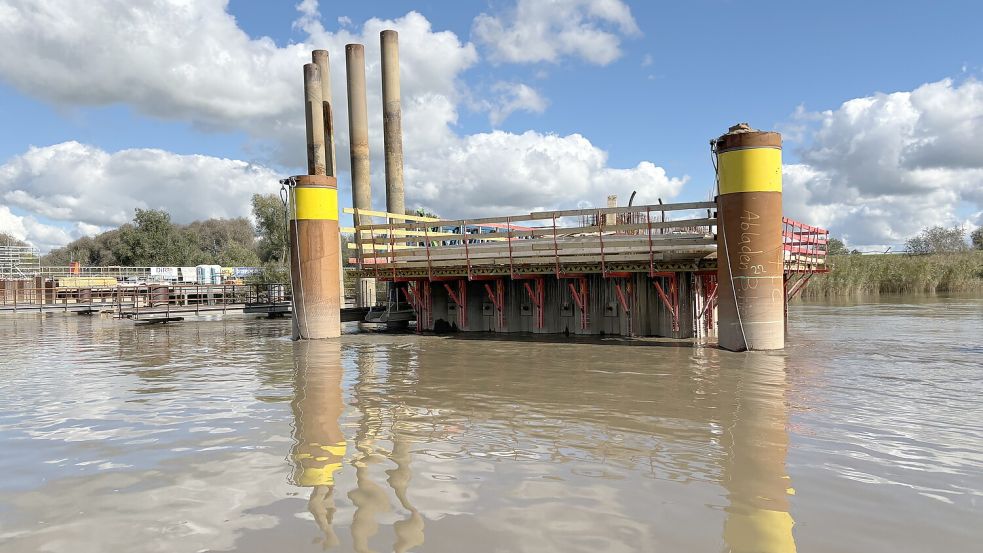 Aktuell finden noch Arbeiten an den Brückenpfeilern im Emsfluss statt. Foto: Ammermann