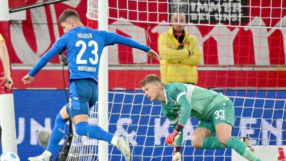 Stuttgarts Torhüter Alexander Nübel stand im Spiel gegen die TSG 1899 Hoffenheim vor den anstehenden Länderspielen im Fokus. Foto: Jan-Philipp Strobel/dpa