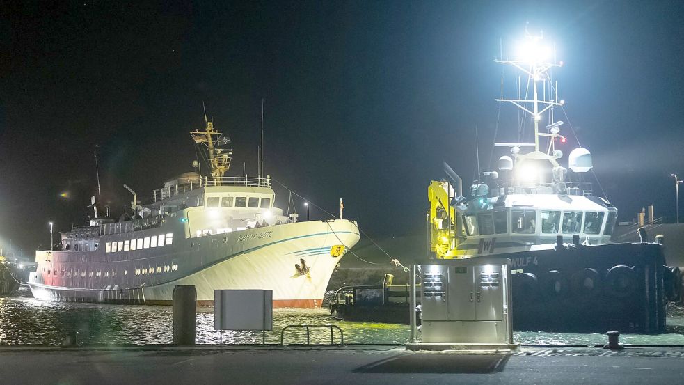 Die Helgolandfähre wurde von Schleppern in den Hafen gebracht. Foto: Bodo Marks/dpa