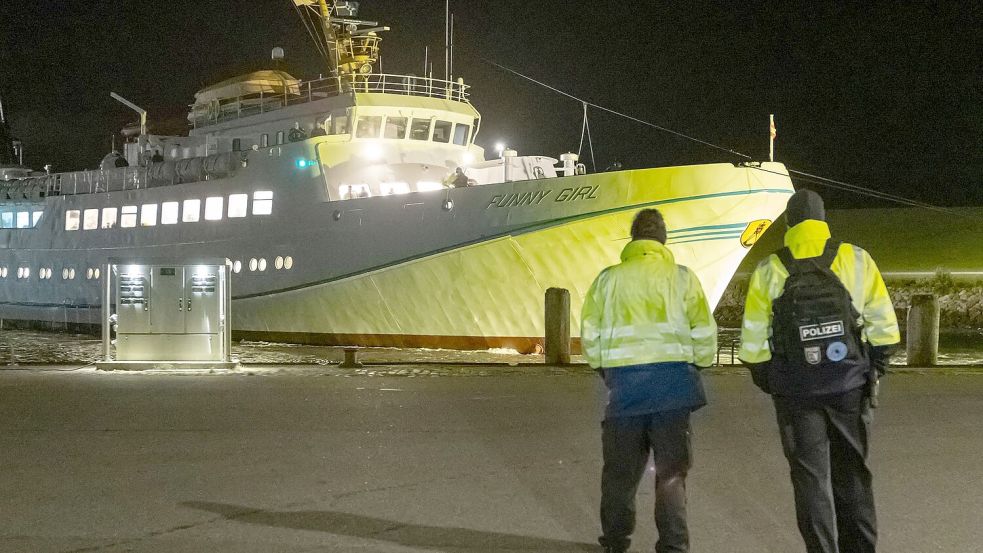 Wegen Stromausfall konnte das Schiff nicht mehr fahren. Foto: Bodo Marks/dpa