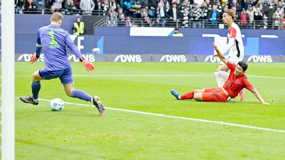 Die Bayern-Abwehr war gegen Eintracht Frankfurt dreimal nicht auf der Höhe. Foto: Uwe Anspach/dpa