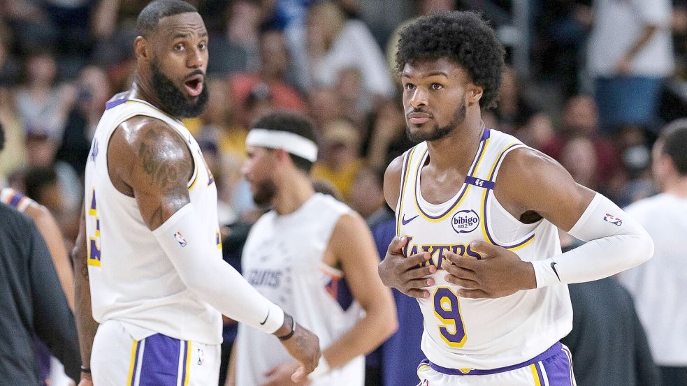 Erstmals gemeinsam im Einsatz für die Los Angeles Lakers: LeBron James (l) und sein Sohn Bronny. Foto: William Liang/AP/dpa