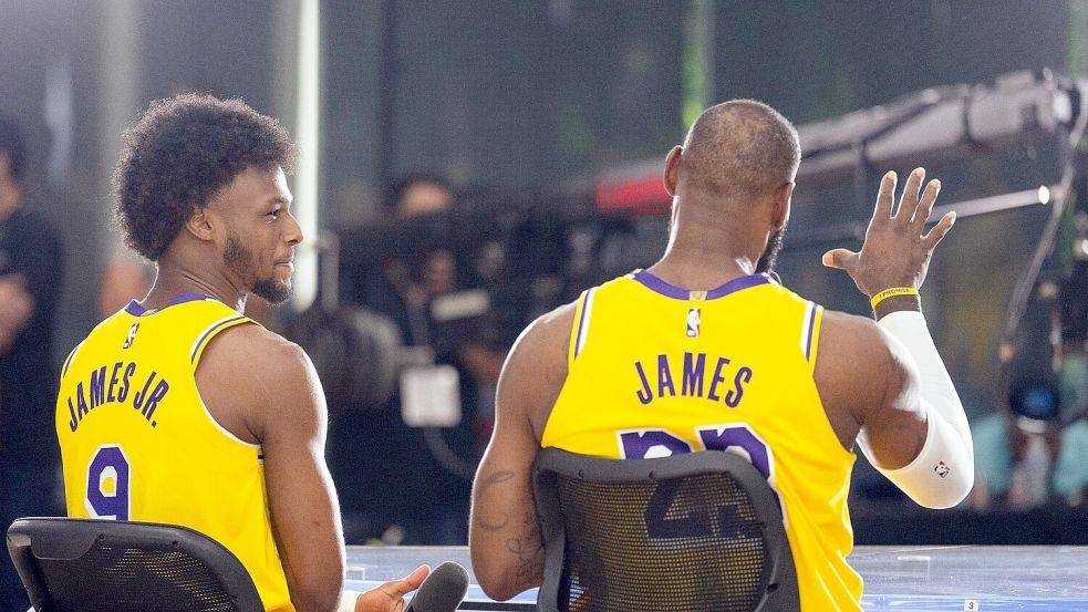 Wollen auch in der regulären Saison gemeinsam auflaufen: Bronny James (l) und LeBron James. Foto: Maximilian Haupt/dpa