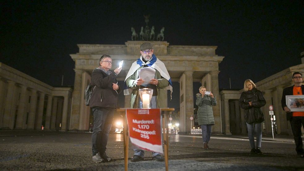 Aktivisten lasen um 5.29 Uhr, dem Zeitpunkt des Überfalls vom 7. Oktober 2023, die Namen der Opfer vor. Foto: Sebastian Gollnow/dpa