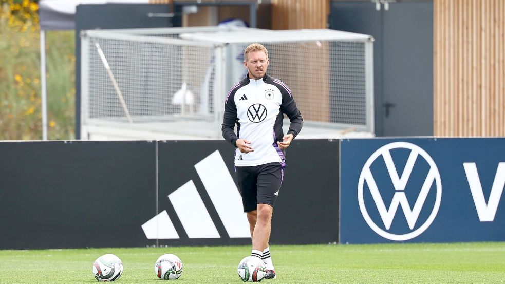 Julian Nagelsmann bereitet die Nationalelf in vertrauter Umgebung auf die anstehenden Nations-League-Partien vor. Foto: Daniel Karmann/dpa