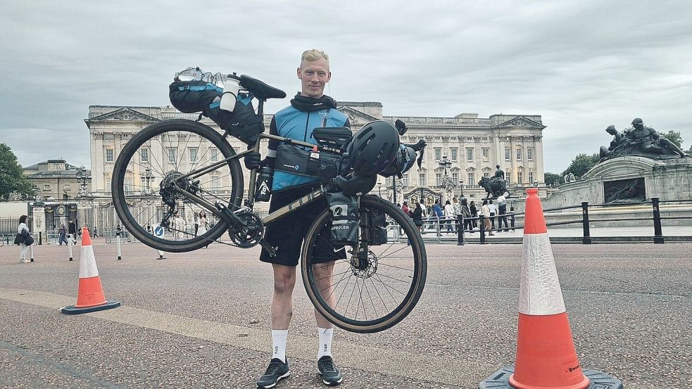 Oliver Grünefeld erreichte nach fünf Tagen London. Das Bild zeigt den Flachsmeerer mit seinem Fahrrad vor dem Buckingham Palace. Foto: Privat