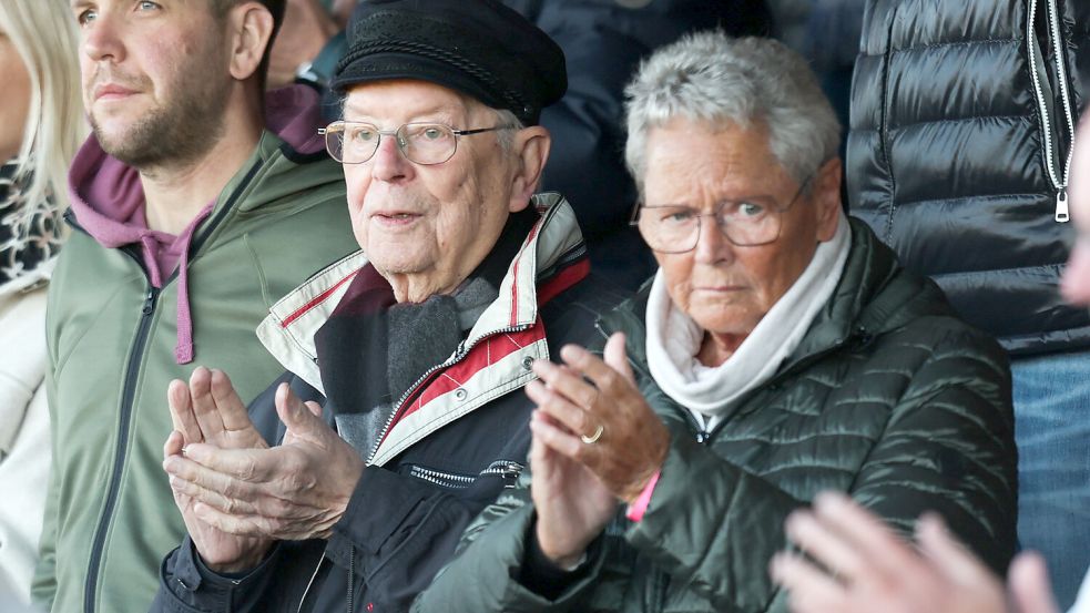 Heinz Mammen plaudert während des Spiels gerne mit Kickers-Anhängerin Karin Andersson. Foto: Doden