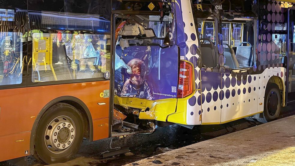 Mehr als 300 Einsatzkräfte waren vor Ort. Foto: Sebastian Pieknik/NEWS5/dpa