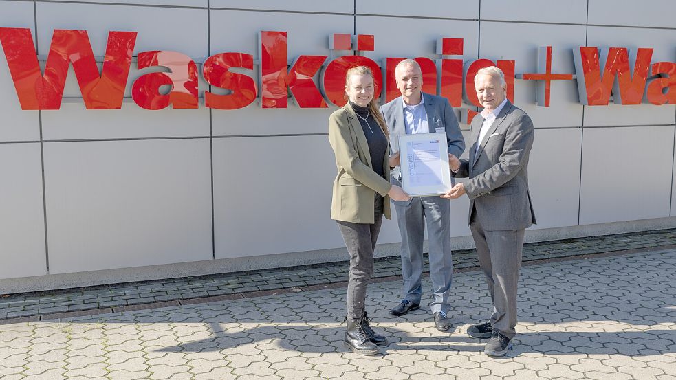 Leendert van der Marel, Direktor bei Kiwa Niederlande (Mitte), überreichte das Zertifikat am 30. September 2024 an Jörg Waskönig (rechts) und die Nachhaltigkeitsbeauftragte Kathrin Kruse (links). Foto: Waskönig + Walter