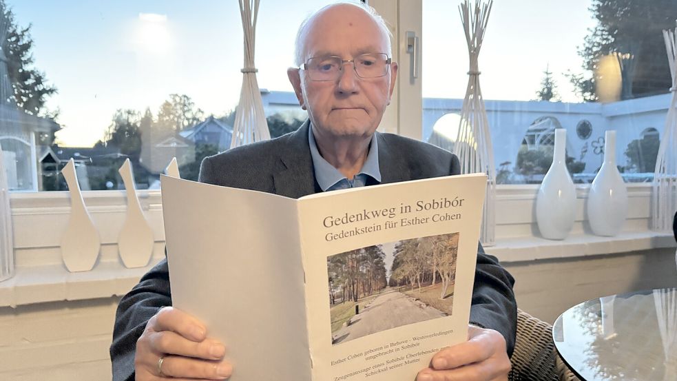 Heimatforscher und Autor Hermann Adams aus Ihrhove hat zusammen mit der Gemeinde Westoverledingen das Buch „Gedenkweg in Sobibór - Gedenkstein für Esther Cohen“ herausgebracht. Foto: Ammermann