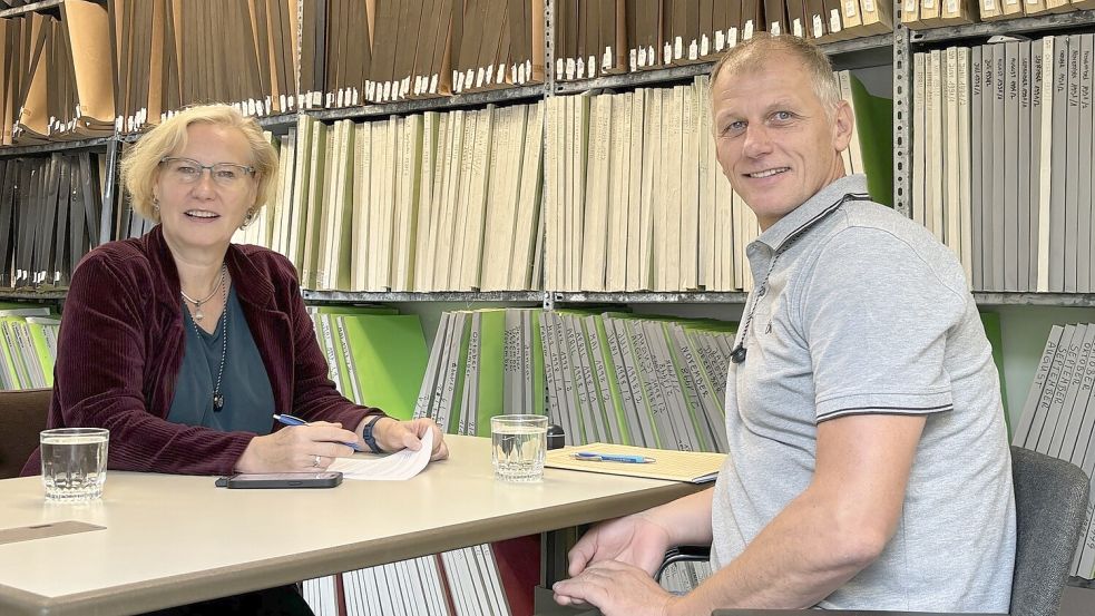 Torsten Bleeker aus Backemoor war zu Gast im Archiv des General-Anzeigers im Verlagsgebäude am Rhauderfehner Untenende. Dort nahm er mit GA-Redakteurin Astrid Fertig eine neue Folge des GA-Podcasts „Fertig, los!“ auf. Foto: Meyerhoff