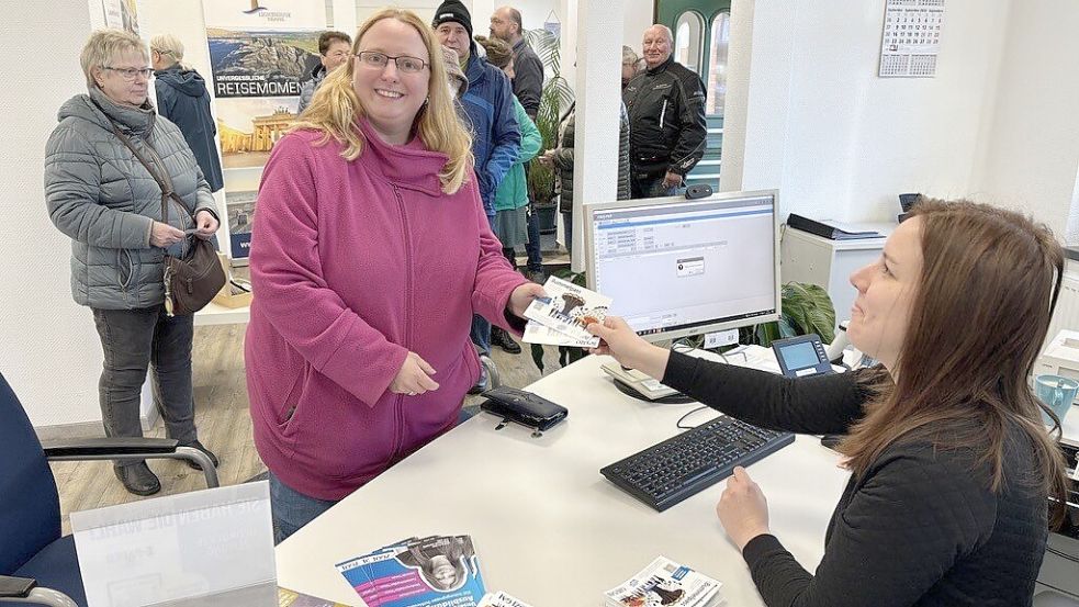 Wemka Plöger aus Backemoor war die erste Kundin, die sich im Media Store des General-Anzeigers in Rhauderfehn zwei der begehrten Bummelpässe sicherte. Jasmina Bak (rechts), Leiterin der Media Stores, überreichte Plöger die Pässe. Foto: Ammermann