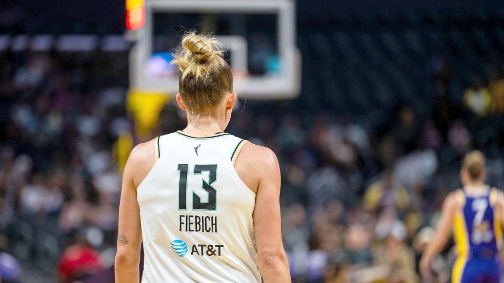 Leonie Fiebich ist in der WNBA zwar ein Rookie, spielt aber dank Erfahrung in Europa wie ein abgezockter Profi. Foto: Maximilian Haupt/dpa