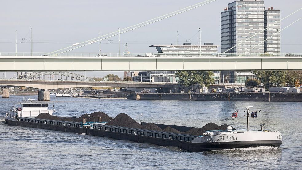 Binnenschiffe werden wegen der Transformation zur Klimaneutralität künftig weniger Kohle und Öl transportieren. Foto: Oliver Berg/dpa