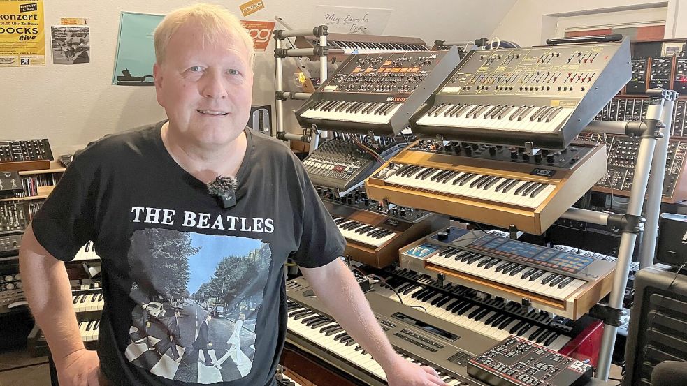 Der Herr der Tasten: Jens Steinmeyer besitzt eine stattliche Keyboard-Sammlung. Jedes Instrument hat seine Geschichte. Steinmeyer kann sie aus dem Stegreif erzählen. Fotos (3): Schade