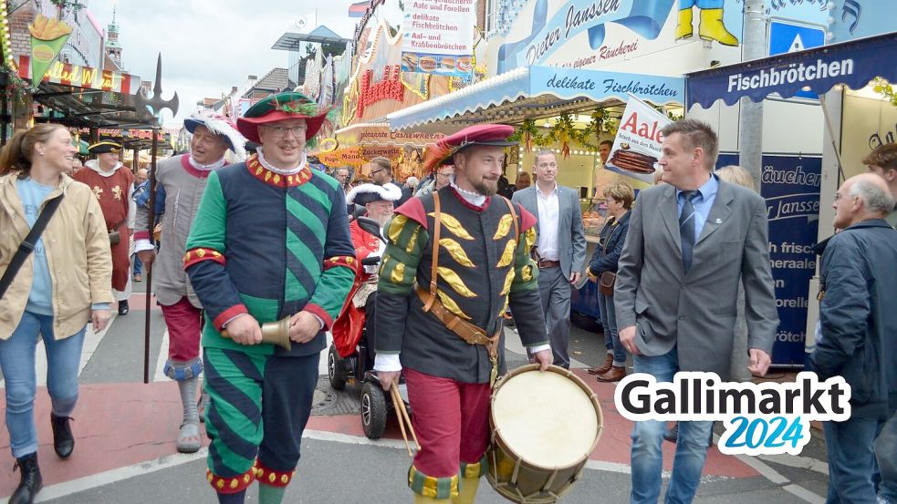 Der Ausrufer der drei Gallimarkts-Herolde, Hinrich Behrens, ist im Rhauderfehner Ortsteil Glansdorf zu Hause. Der 33-Jährige ließ auf seinem Gang durch die Gassen der Altstadt gewaltig Stimme und Glocke ertönen, flankiert von Hellebardenträger Reemt Remtsema und Trommler Michael Alsdorf. Foto: Fertig