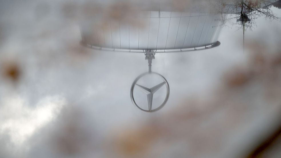 Mercedes-Benz hat im dritten Quartal erneut weniger Fahrzeuge verkauft. (Archivbild) Foto: Marijan Murat/dpa