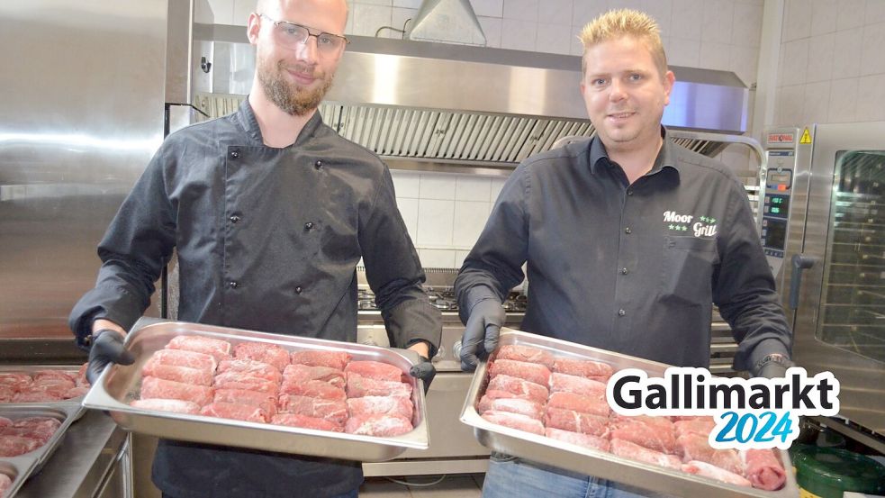 Marc Göwert (links) und Holger Schütte mit zwei Saftpfannen voller Rouladen für das Essen zur Gallimarktseröffnung im Festzelt. Der Gastronom vom Fehn ist jetzt im dritten Jahr verantwortlich für das Festessen, bei dem knapp 500 geladene Gäste beköstigt werden. Foto: Fertig