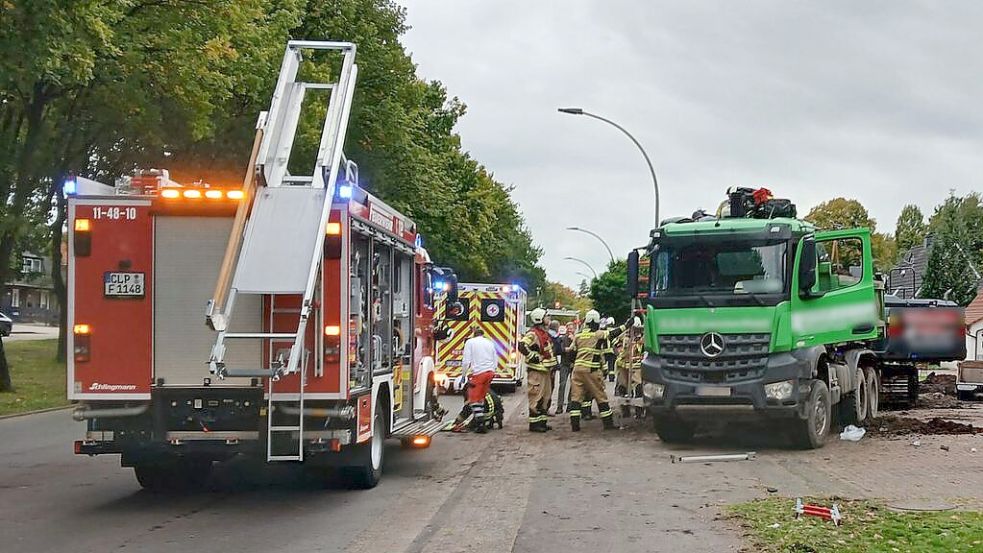 Dank der hervorragenden Zusammenarbeit aller Einsatzkräfte konnte die verunfallte Person sicher in den Rettungswagen gebracht werden. Foto: Joachim Schulte/Feuerwehr Barßel